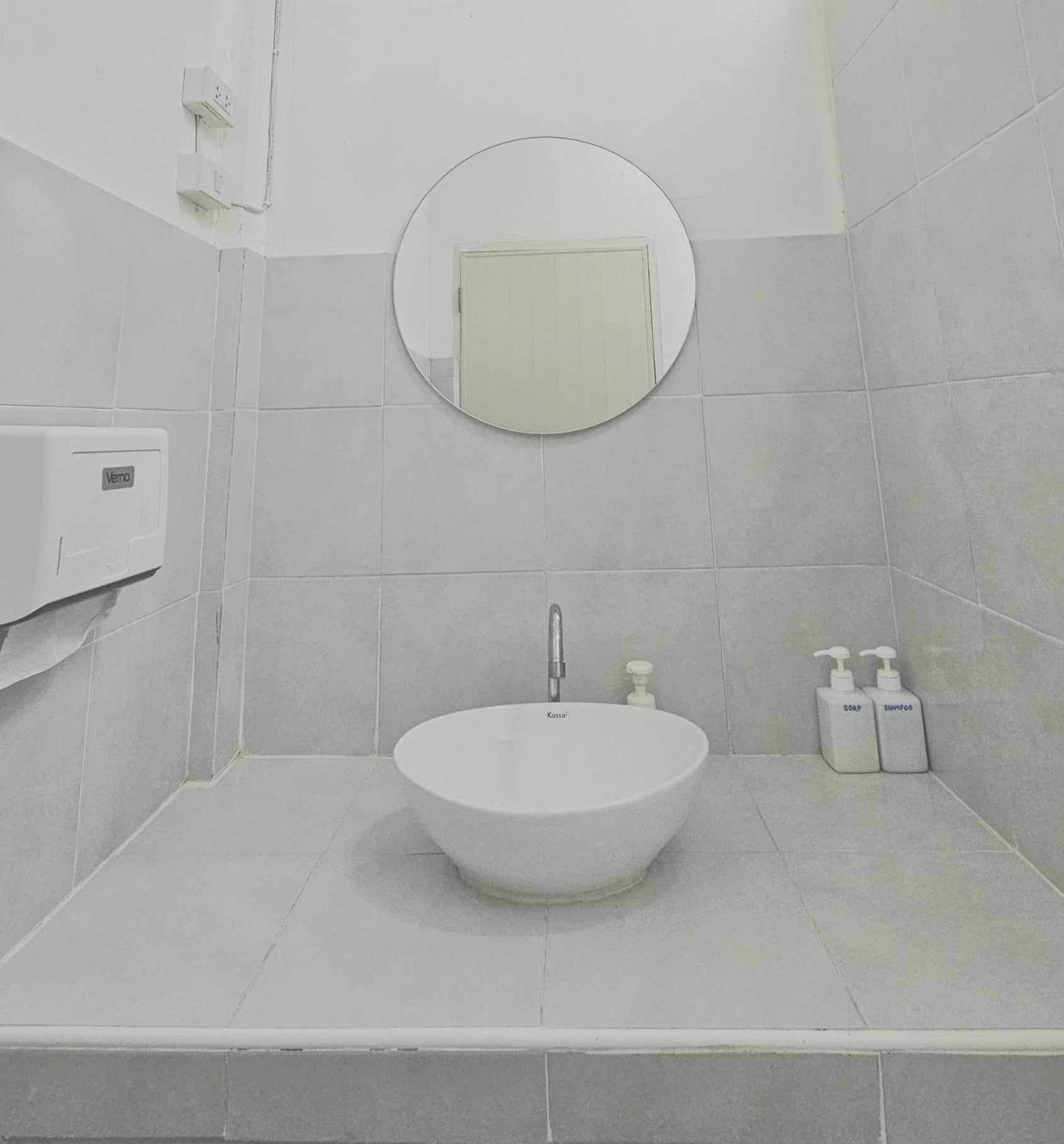 W District Guesthouse バンコク都 エクステリア 写真