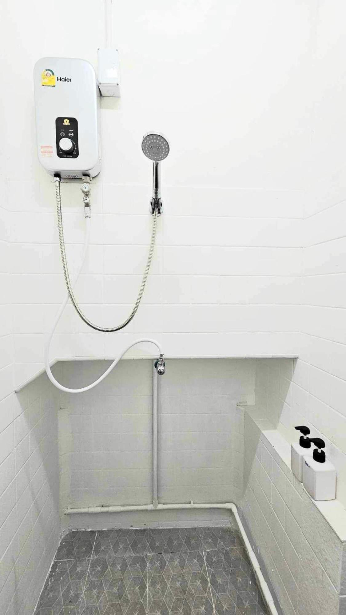 W District Guesthouse バンコク都 エクステリア 写真